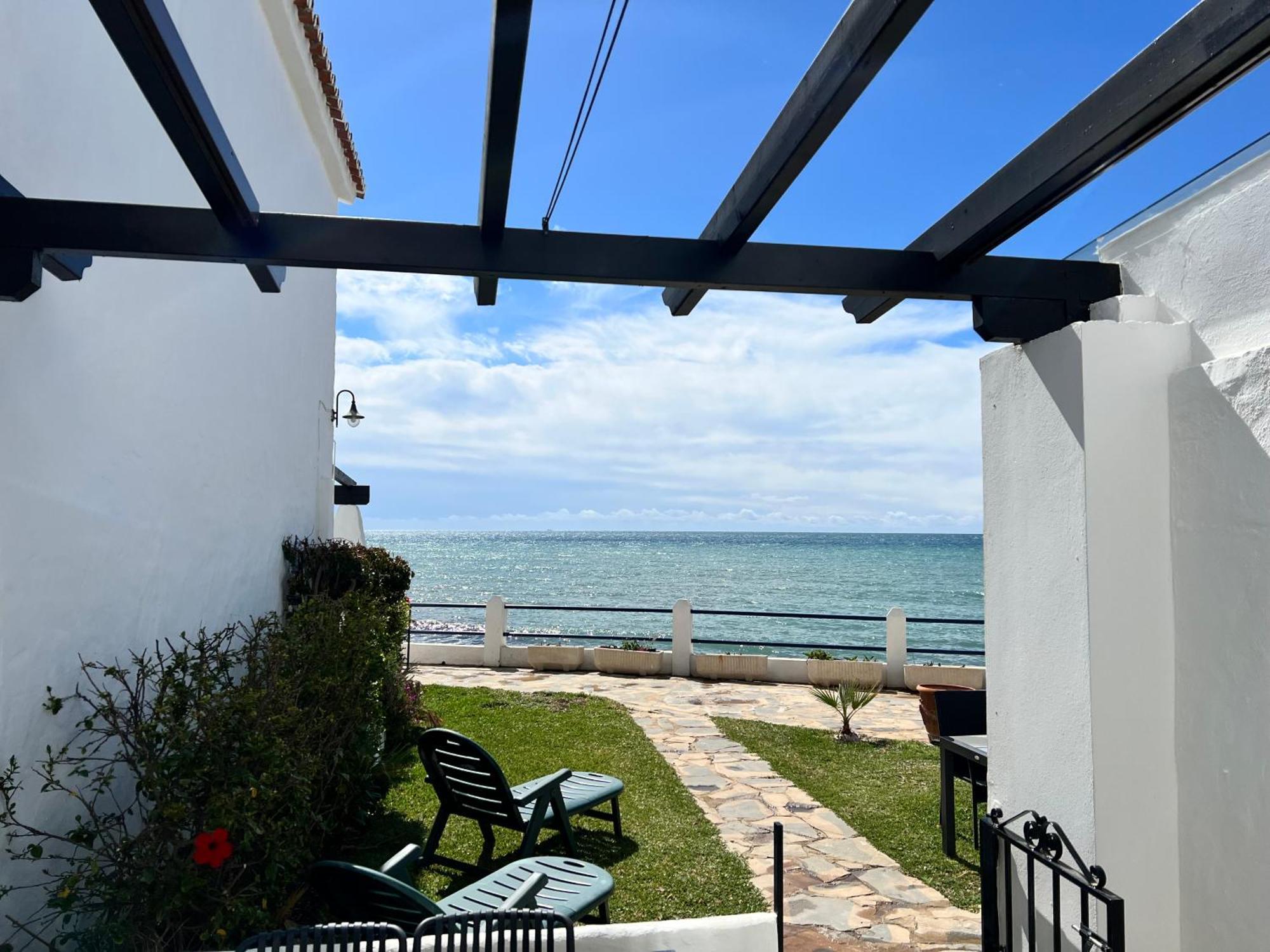 Sitio de Calahonda Newly Renovated 2 Bedroom Beachfront House מראה חיצוני תמונה