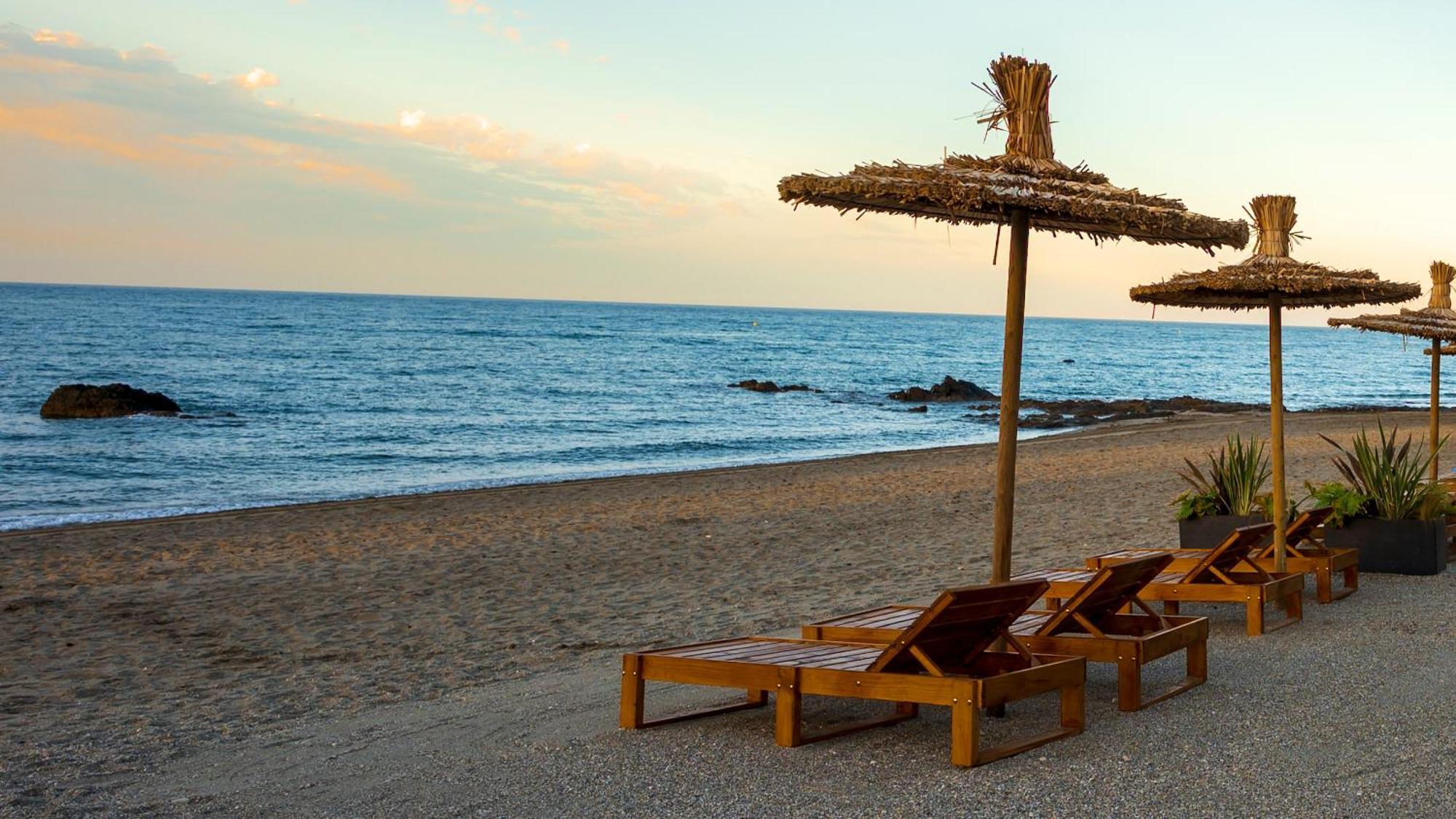 Sitio de Calahonda Newly Renovated 2 Bedroom Beachfront House מראה חיצוני תמונה